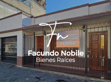 Casa de 4 ambientes, Lanús · Casa con Lote Propio, Parque, Quincho y Pileta por Menos de Usd 100.000 — Villa Caraza, Lanús