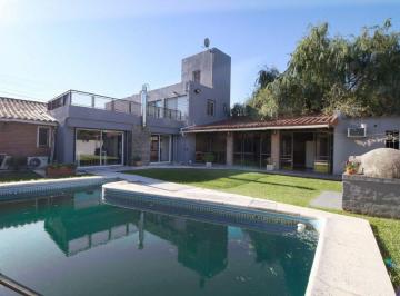 Casa · 274m² · 5 Ambientes · 3 Cocheras · Casa 4 Amb con Quincho y Pileta en Ciudad Evita