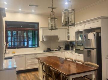 Casa · 690m² · 7 Ambientes · 6 Cocheras · Casa 7 Ambientes en Venta en Adrogué con Piscina