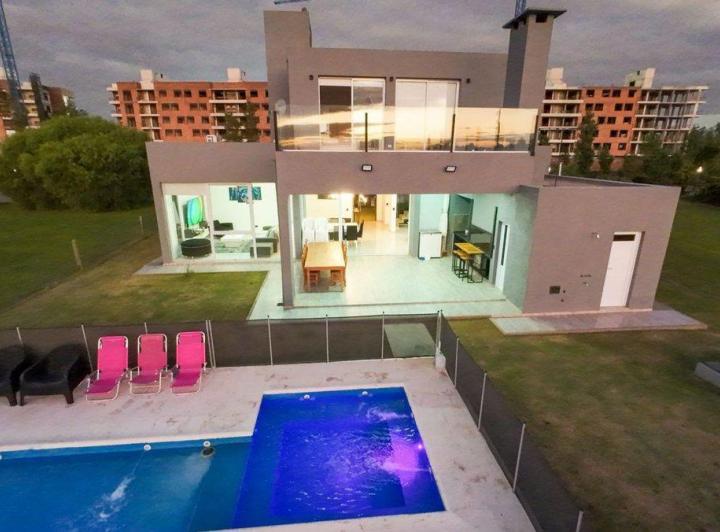 Casa · 183m² · 4 Ambientes · 2 Cocheras