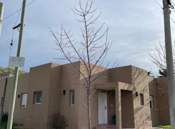 Casa de 3 ambientes, Bahía Blanca · Hermosa Casa en Venta Apta Para Crédito