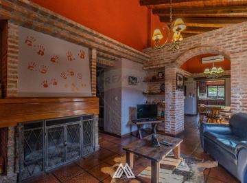 Casa · 351m² · 6 Ambientes · 2 Cocheras · Venta de Casa 3 Dorm. con Piscina en Pando