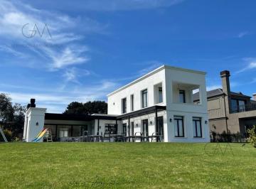 Casa · 280m² · 4 Ambientes · Casa en Alquiler – Barrio Rumencó