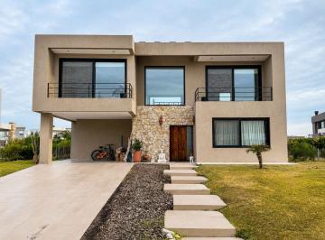Casa · 380m² · 5 Ambientes · 1 Cochera · Casa en Venta Terralagos Ezeiza 5 Ambientes