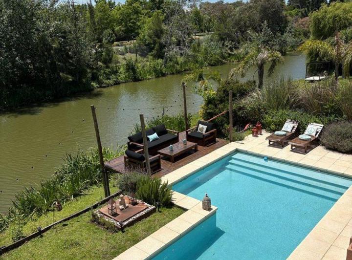 Casa · 385m² · 6 Ambientes · 2 Cocheras