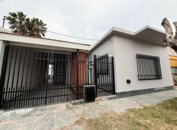 Casa de 4 ambientes, Morón · Alquilo Una Casa 4 Ambientes Calle Sucre 1100 E/ Bucetich Moron Sur