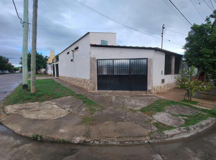 Casa · 140m² · 4 Ambientes · 3 Cocheras