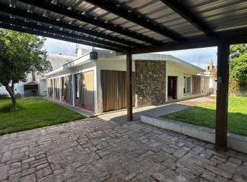 Casa de 6 ambientes, Las Heras · Casa de 700 m² con 4 Dorm. en Venta en Las Heras