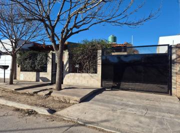 Casa · 128m² · 3 Ambientes · 1 Cochera · Venta Casa Amplia y Funcional - San Luis Capital