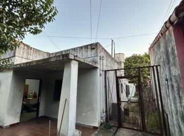 Casa de 3 ambientes, Lomas de Zamora · Casa Apta Credito con Potencial de Ampliación y Gran Fondo Verde