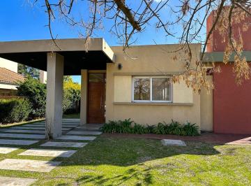 Casa · 220m² · 4 Ambientes · 1 Cochera · Espaciosa Casa con Luz Natural en Luján del Sol