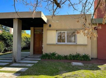 Casa · 220m² · 4 Ambientes · 1 Cochera · Espaciosa Casa con Luz Natural en Luján del Sol
