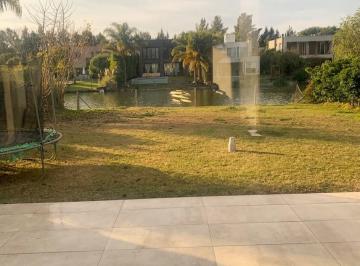 Jardin con salida a la laguna · Casa de 5 Ambientes a La Laguna en Barrancas de Santa Maria