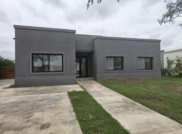 Casa · 158m² · 5 Ambientes · 4 Cocheras · Casa en Una Planta con Espejo de Agua en Canton Islas
