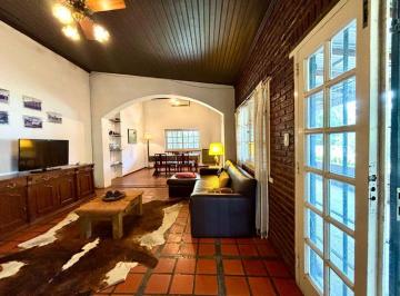 Quinta vacacional · 200m² · 3 Dormitorios · 3 Cocheras · Venta Casaquinta con Pileta