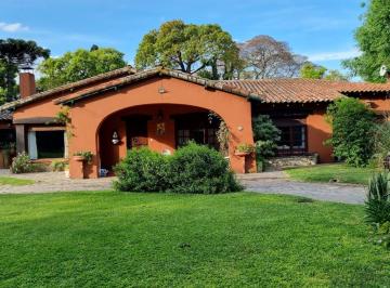 Casa · 300m² · 6 Ambientes · 4 Cocheras · Muy Linda Casa en Amplio Jardín en Bella Vista