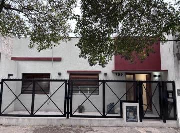 Casa de 3 ambientes, La Plata · Casa Lote Propio 2 Dorm. con Terraza y Parrilla - Refaccionada