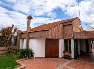 Casa · 200m² · 5 Ambientes · 1 Cochera · Casa en Villa Centenario