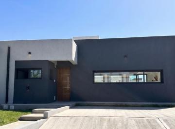 Casa · 117m² · 4 Ambientes · 2 Cocheras · Casa en Venta Tejas 4 - 3 Dorm.