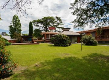 Casa · 386m² · 6 Ambientes · 2 Cocheras · Casa en Venta Castelar Norte!