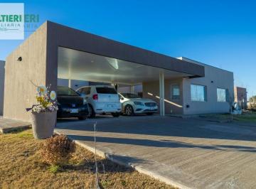 Casa · 270m² · 5 Ambientes · 6 Cocheras · Casa en Cipolletti