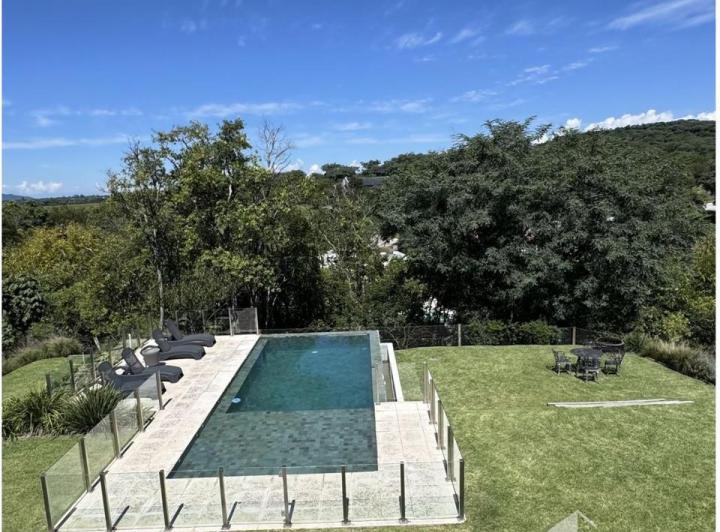 Casa · 560m² · 10 Ambientes · 4 Cocheras