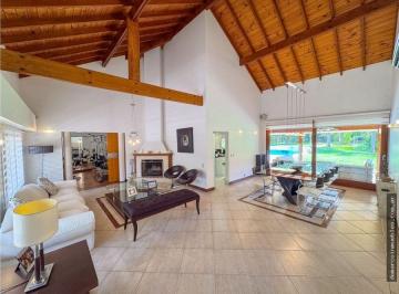 Casa · 400m² · 5 Ambientes · 8 Cocheras · Clásica, Impecable y Lista Para Mudarse. Elegancia y Calidad Rodeada de Verde.