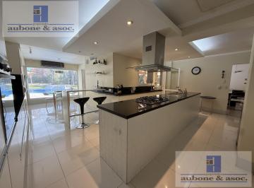 Casa · 400m² · 4 Dormitorios · 8 Cocheras · Clásica, Impecable y Lista Para Mudarse. Elegancia y Calidad Rodeada de Verde.