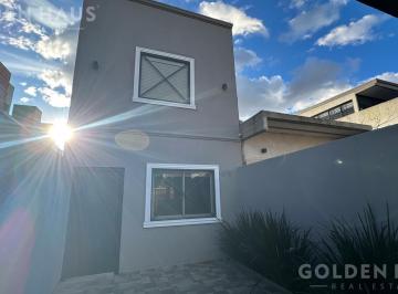 Casa · 70m² · 3 Ambientes · 1 Cochera · Casa en Venta Tres Ambientes con Patio y Cochera