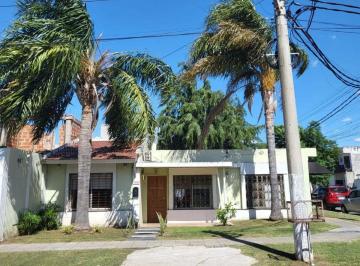 Casa de 4 ambientes, Morón · Venta - Casa Lote Propio - Ozanam 1294 - Moron Sur - 4 Amb C/amplio Parque, Cochera Desc P/varios Aut