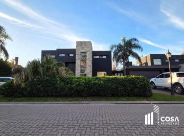 Casa · 1600m² · 7 Ambientes · 4 Cocheras · Alquiler Casa 3 Dorm. Jardín Parquizado con Piscina Funes Hills Miraflores Santa Fe