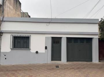 Casa de 3 ambientes, Córdoba · Casa con Patio Césped, Asador y Garaje