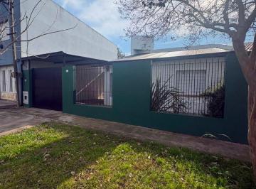 Casa de 3 ambientes, La Plata · Amplia y Cómoda Casa de 2 Dorm. en Villa Elvira