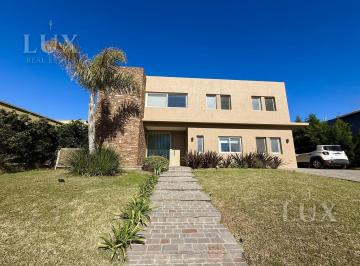 Casa · 240m² · 5 Ambientes · 4 Cocheras · Casa en Venta 3 Habitaciones La Reserva Cardales