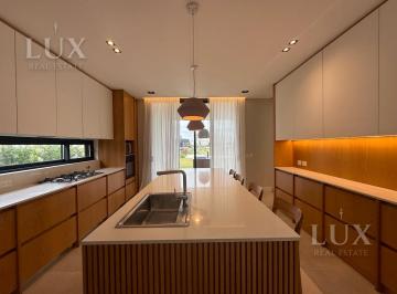 Casa · 1000m² · 8 Ambientes · 4 Cocheras · Casa Amoblada en Alquiler Anual con Vista Al Lago Barrio Muelles