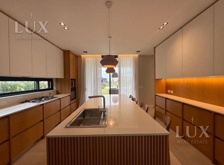Casa · 1000m² · 8 Ambientes · 4 Cocheras