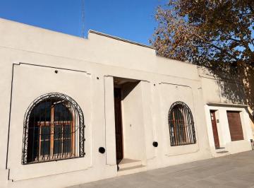 Fachada sobre Avenida Mitre · Casa Antigua Reciclada Estilo Colonial en Carmen de Areco