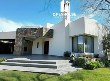 Casa · 500m² · 5 Dormitorios · 4 Cocheras · Openhouse Vende Fabulosa Casa en Barrio Rincon de Araoz, Lujan de Cuyo.