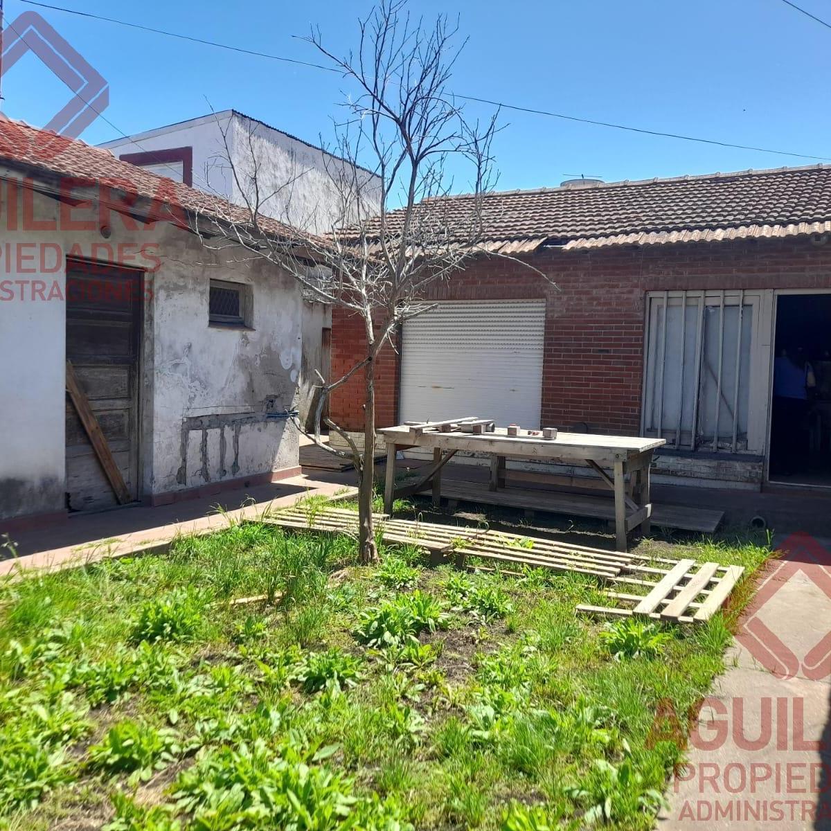 Casa con 3 amb, 2 dorm, 338m² con parque y quincho a reciclar