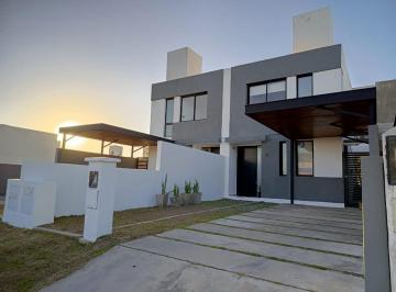 Casa · 120m² · 5 Ambientes · 1 Cochera · Alquilo Docta 3 Dorm Excelente Ubicacion