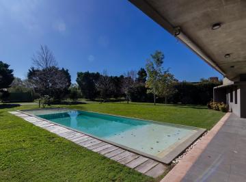 Casa · 101m² · 4 Ambientes · 2 Cocheras · Casa de Diseño en Venta en Barrio Privado