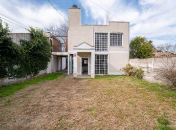 Casa · 90m² · 3 Ambientes · 2 Cocheras · Casa en Gonnet en Alquiler