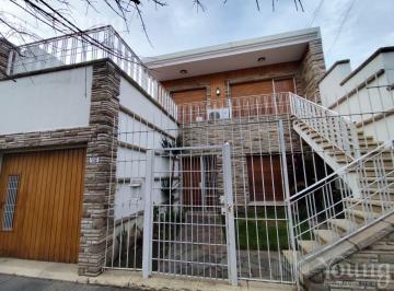 Casa · 100m² · 3 Ambientes · 1 Cochera · Casa Tres Ambientes con Fondo, Garaje y Quincho con Parrilla en Alquiler