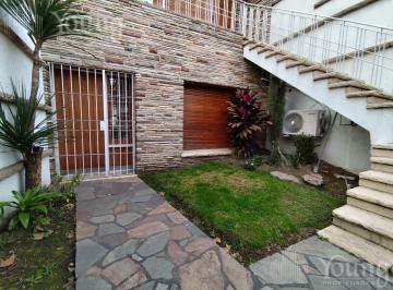 Casa · 100m² · 3 Ambientes · 1 Cochera · Casa Tres Ambientes con Fondo, Garaje y Quincho con Parrilla en Alquiler