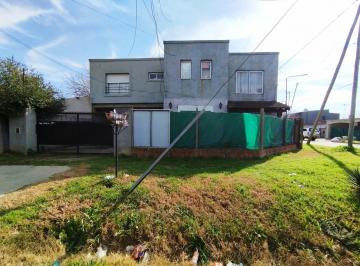 Casa · 175m² · 5 Ambientes · 2 Cocheras · Casa Multifamiliar 5 Ambientes en Venta en Esquina con Piscina Cochera Cubierta en Benavidez Tigre