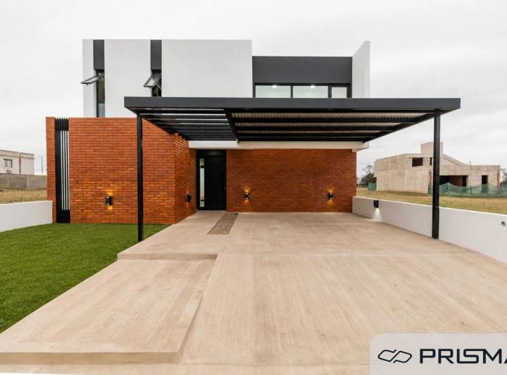 Casa · 140m² · 6 Ambientes · 2 Cocheras