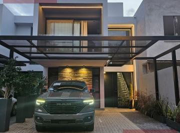 Casa · 160m² · 4 Ambientes · 2 Cocheras · La Calandria. Duplex de 3 Dorm., Escritorio,3 Baños, Cochera Doble, Asador