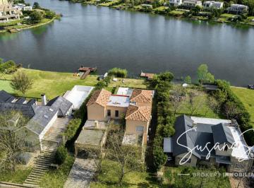 Casa · 261m² · 6 Ambientes · 1 Cochera · Casa en Venta en San Benito, Villanueva, Tigre