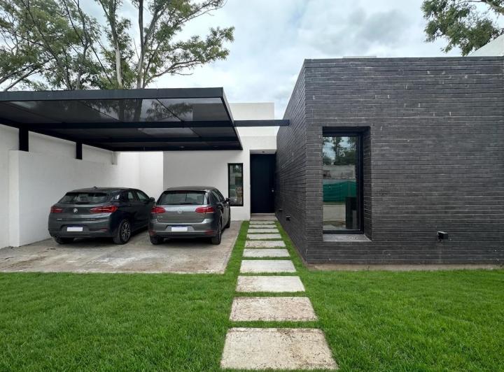 Casa · 160m² · 4 Ambientes · 2 Cocheras