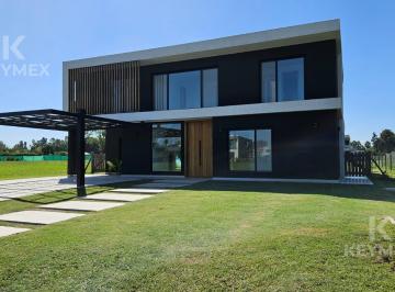 Casa · 226m² · 6 Ambientes · 3 Cocheras · Casa en Alquiler Chateau Pilar 6 Ambientes